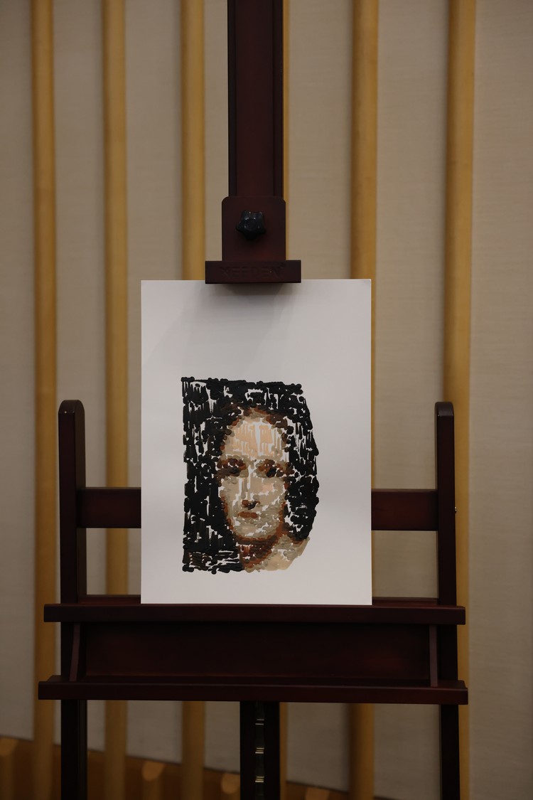 Seniman robot Ai-Da menunjukkan kemampuan melukisnya di hadapan media. Penasaran seperti apa hasil lukisannya? Lihat yuk.
