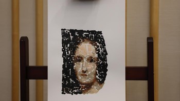 Penampakan lukisan karya seniman robot Ai-Da yang ditampilkan di The British Library, London, Inggris, pada Senin (4/4/2022).