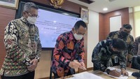 Perjanjian Kerjasama Penjaminan Garansi Bank Dan/Atau Standby Letter Of Credit Serta Penjaminan Letter Of Credit Dan/Atau Surat Kredit Berdokumen Dalam Negeri ditandatangani oleh Vincentius Wilianto Direktur Teknik Askrindo dan Arya Prajaka Pemimpin Divisi Hubungan Kelembagaan 2 BNI di Jakarta, Selasa (5/4/2022).
