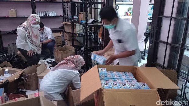 BPOM Bandung menggerebek salah satu rumah di Kecamatan Sukajadi, Kota Bandung. Petugas menyita ribuan kosmetik, obat tradisional dan obat-obatan ilegal.