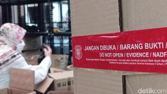 BPOM Bandung menggerebek salah satu rumah di Kecamatan Sukajadi, Kota Bandung. Petugas menyita ribuan kosmetik, obat tradisional dan obat-obatan ilegal.
