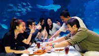 Jakarta Aquarium juga recommended jadi spot ngabuburit nih. Selain traveler bisa jalan-jalan sambil melihat berbagai macam satwa akuatik, ada paket buka puasa ditemani ikan juga. (dok Jakarta Aquarium dan Safari)