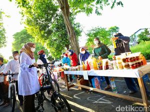 Keliling Pasar Takjil, Bupati Banyuwangi Borong Makanan-Bagikan ke Warga