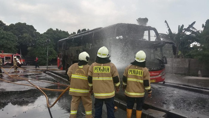 Bus AKAP terbakar di Terminal Pulogadung, Jakarta Timur, Rabu (6/4/2022).
