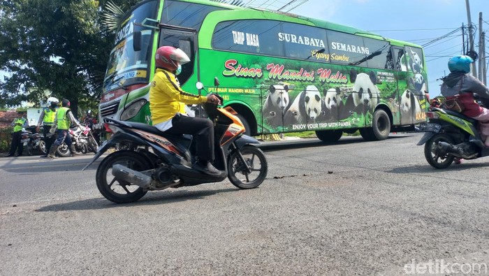 Bus AKDP Surabaya-Bojonegoro yang jarak tempuhnya menjadi lebih lama dan tarifnya naik.