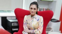 Celine Evangelista juga disebut sebagai hot mama karena penampilannya yang cantik meski sambil mengurus empat anaknya. Foto: Atmaja Kurniawan
