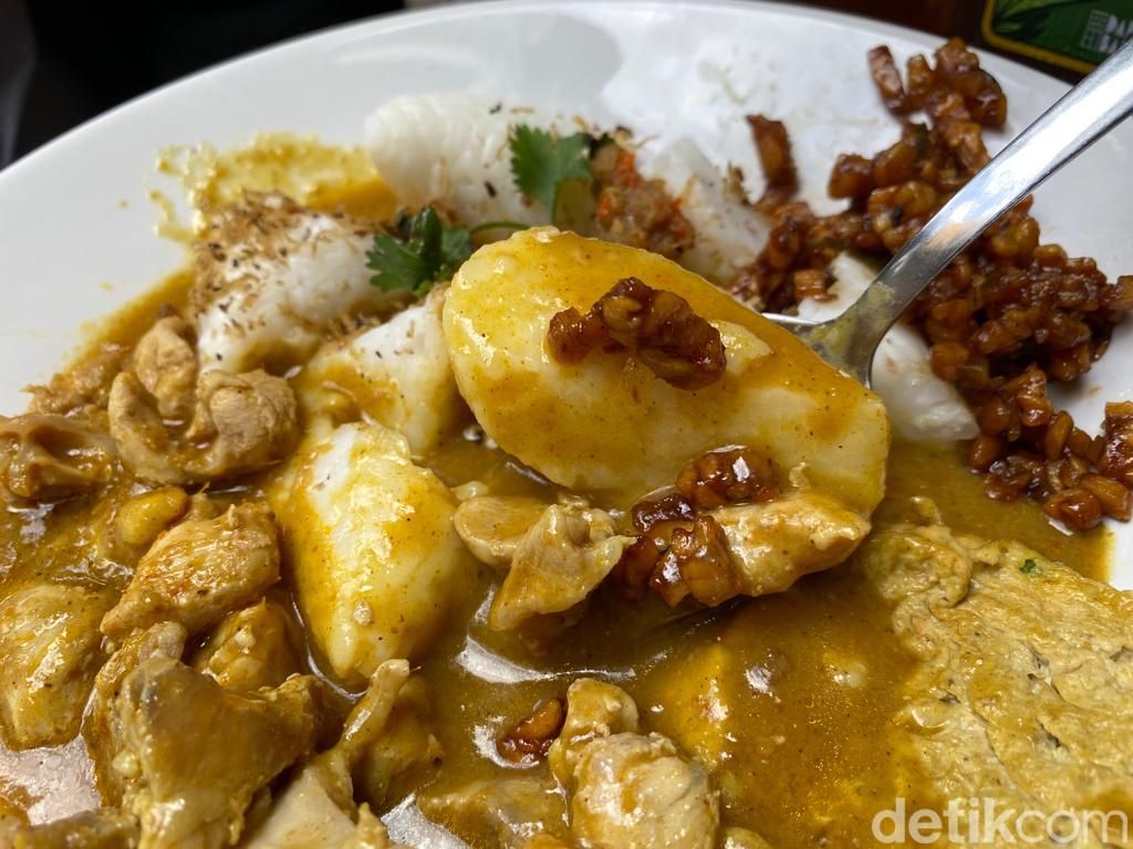 Dapur Bandha: Gurih Berempah! Ketupat Kari Gule yang Ngumpet di Dalam Gang
