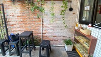 Bangunan Dapur Bandha ternyata hanya selebar sekitar 2 meter! Mirip ruko mungil, restoran ini diapit rumah di kanan-kirinya. Foto: detikfood
