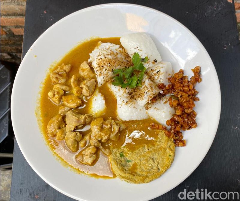 Dapur Bandha: Gurih Berempah! Ketupat Kari Gule yang Ngumpet di Dalam Gang