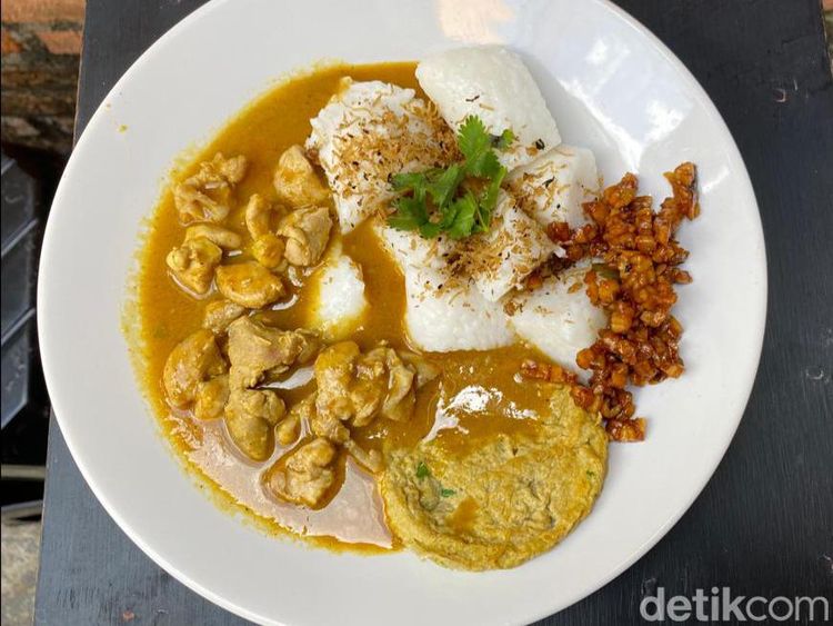 Di Rumah Makan Ngumpet Ini Ada Ketupat Kari Gule yang Berempah Unik