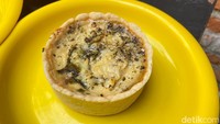 Menu andalannya, Quiche (Rp 25.000) atau pie gaya Inggris yang resepnya sudah ia kembangkan sejak 11 tahun lalu. Foto: detikfood