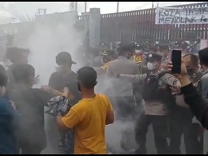 Demo Tolak Kenaikan Pertamax di Depo Pertamina Tasik Ricuh