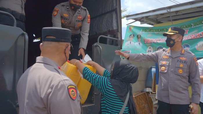 Distribusi minyak goreng curah oleh petugas Polresta Bandung.