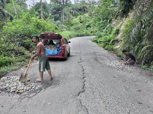 Waduh! Warga di Sumut Timbun Jalan Rusak dengan Biaya Sendiri