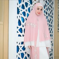 Celine yang memulai karier di dunia film sejak usia 12 tahun dalam perannya di film Bangku Kosong (2004) mengunggah foto OOTD serba pastel memakai khimar dan gamis dengan motif senada. Foto: Dok. Instagram @celine_evangelista.