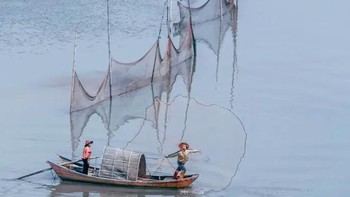 Model-model ini berdandan seperti nelayan dan menunggu aba-aba dari fotografer untuk menebar jala. Popularitas desa ini meningkat karena banyak orang terinspirasi oleh YouTuber Li Ziqi yang selalu menampilkan keindahan hidup di pedesaan. Foto: Weibo