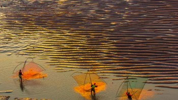 Seperti pada foto ini. Mereka sejatinya orang-orang yang pura-pura berperan sebagai nelayan di desa itu untuk kebutuhan wisatawan. Foto: Weibo