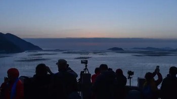 Setiap harinya, selalu ada deretan fotografer yang mengabadikan kehidupan palsu di Desa Xiapu. Foto: Weibo