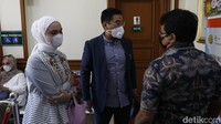 Futri Zulya didampingi tim kuasa hukumnya, Sandy Arifin dan Wijayono Hadi Sukrisno. Foto: Noel/detikHOT