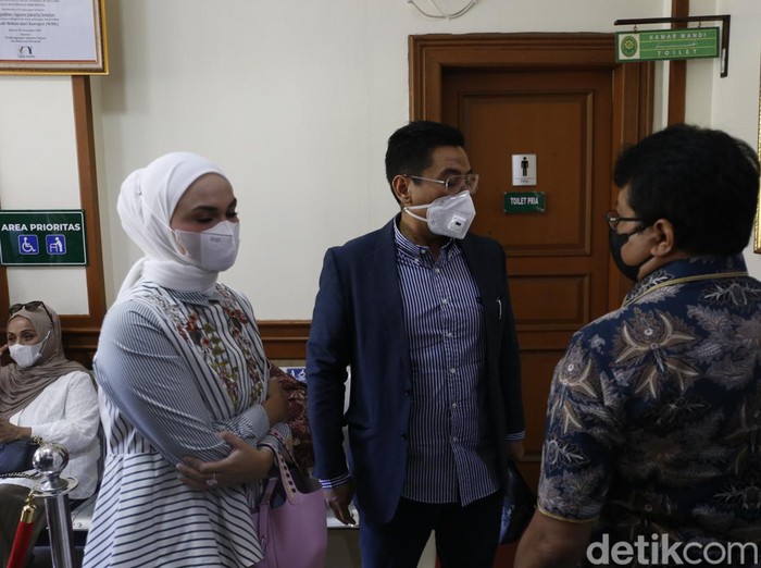Futri Zulya Savitri Futri Zulya Safitri hadiri sidang cerai.