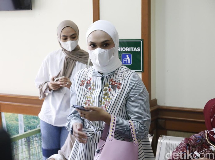 Futri Zulya Savitri Futri Zulya Safitri hadiri sidang cerai.
