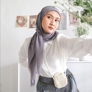 5 Tutorial Hijab Segi Empat Motif Bikin Pipi Tirus Cocok untuk Bukber 5 Tutorial Hijab Segi Empat Motif Bikin Pipi Tirus Cocok untuk Bukber