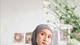 5 Tutorial Hijab Segi Empat Motif Bikin Pipi Tirus Cocok untuk Bukber