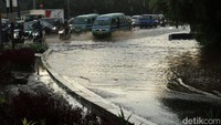 Genangan terjadi dari arah Jalan Rumah Sakit dan Pasar Gedebage. Selain itu, titik genangan lainnya juga terjadi di lajur kiri arah Cibiru, tepatnya sebelum Pasar Gedebage.