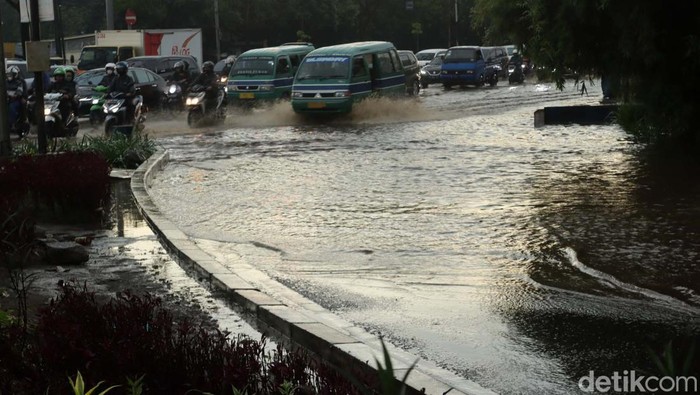 Gegara Genangan, Contra Flow Diberlakukan di Bandung Genangan akibat hujan deras terjadi kawasan Pasar Gedebage, Bandung. Polisi pun melakukan contra flow agar kendaraan dapat melintas.
