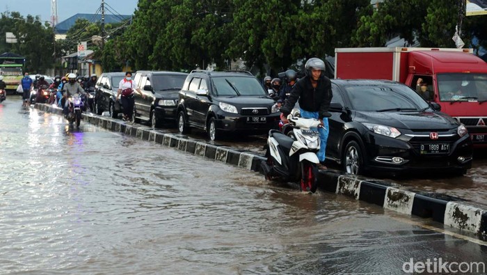 Genangan akibat hujan deras terjadi kawasan Pasar Gedebage, Bandung. Polisi pun melakukan contra flow agar kendaraan dapat melintas.