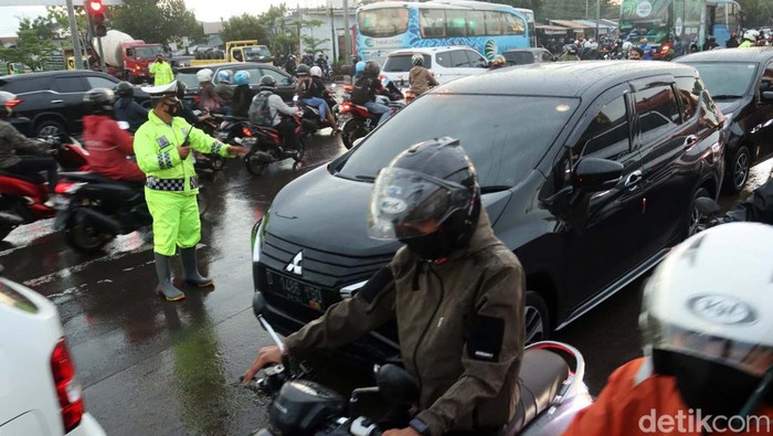 Gegara Genangan, Contra Flow Diberlakukan di Bandung Genangan akibat hujan deras terjadi kawasan Pasar Gedebage, Bandung. Polisi pun melakukan contra flow agar kendaraan dapat melintas.