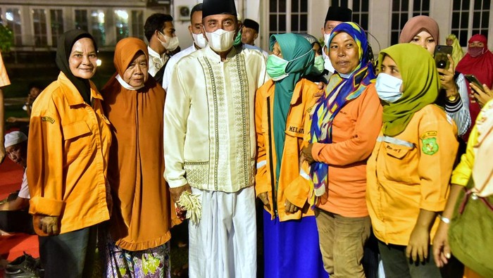 Gubernur Sumut Edy Rahmayadi bersama penyapu jalan di Kota Medan usai acara buka puasa bersama
