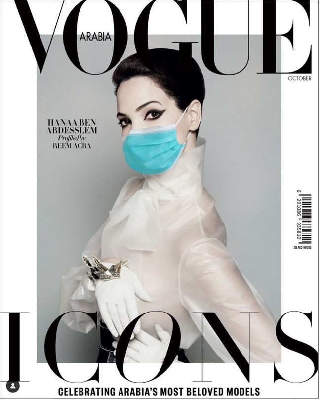 Menjadi salah satu top model dunia, Hanaa Ben Abdesslem sudah tampil di banyak majalah Vogue mulai dari Paris, Italia, Belanda, Thailand hingga Jerman. Pada masa pandemi Corona, dia juga menjadi model sampul majalah Vogue Arab. Foto: Instagram