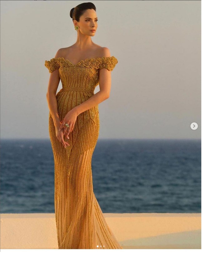 Pada hari pernikahannya Hanaa Ben Abdesslem memakai gaun pengantin yang terbuat dari emas asli. Foto: Instagram