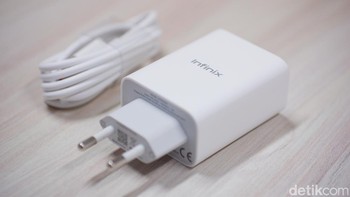 Diberikan kabel data dan charger adaptor 33W. Foto: Adi Fida Rahman/detikINET