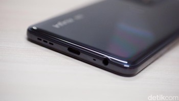 Bagian bawahnya masih diberikan jack audio 3,5 mm untuk menemani port USB Type C dan speaker. Foto: Adi Fida Rahman/detikINET