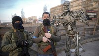 Kehadirannya seakan ikut membantu para tentara Ukraina menjaga area Kyiv dari serangan Rusia.  