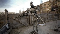 Patung Terminator tampak ditempatkan di dekat pos pemeriksaan di kawasan Kyiv di tengah perang Rusia-Ukraina, Jumat (25/3/2022).