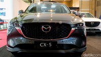 Di bagian depan, Mazda CX-5 Elite sudah hadir dengan lampu LED adaptif dan grill terbaru lantaran model ini adalah facelift.