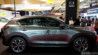 Varian Elite punya Signature Wing berkelir chrome dan grilnya bersih dari aksen strip merah.