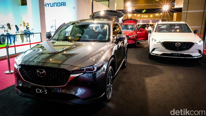 Jadi Penantang Honda CR-V, Ini Penampakan New Mazda CX-5 PT Eurokars Motor Indonesia (EMI) memperkenalkan New Mazda CX-5 varian elite di IIMS 2022. Siap saingin Honda CR-V nih?
