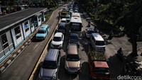 Macet kembali akrab dengan kota Jakarta. Salah satunya penyebabnya adalah meningkatnya volume kendaraan. Dirlantas Polda Metro Jaya Kombes Sambodo Purnomo Yogo menyebut dalam sepekan terakhir memang terjadi peningkatan volume kendaraan. Peningkatan ada pada kisaran 10 sampai 18 persen.