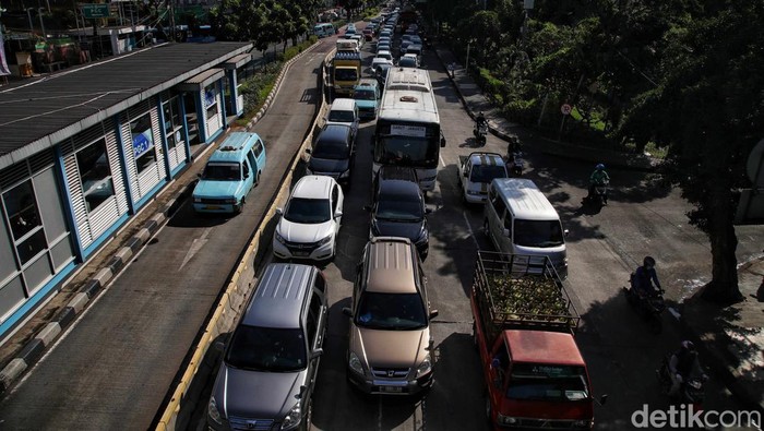 Jakarta Macet Lagi, Lalin di Kawasan Cililitan Tersendat Pagi Ini Arus lalu lintas di Jakarta kembali akrab dengan kemacetan. Antrean panjang kendaraan pun terlihat di kawasan Cililitan, Jakarta Timur, pagi ini.