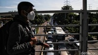 Sambodo Purnomo Yogo menyebut kemacetan lalu lintas di DKI Jakarta terjadi karena beberapa faktor. Salah satu faktot itu, kata Sambodo, adanya kebijakan 100% work from office (WFO).