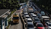 Selain itu, kemacetan disebabkan karena pergerakan kendaraan yang terjadi di waktu yang bersamaan. Sambodo Purnomo Yogo pun mengatakan belum ada rencana penambahan ruas jalan untuk penerapan ganjil genap kendaraan. Saat ini ganjil genap masih berlaku di 13 ruas jalan.
