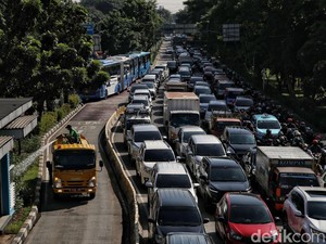 Jakarta Macet Lagi, Sudah Saatnya Pembelian Kendaraan Dibatasi dan Diperketat?