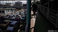 Sementara itu, Wakil Gubernur DKI Jakarta buka suara mengenai macet yang kembali akrab dengan Jakarta. Wagub Ahmad Riza Patria menyatakan peningkatan volume kendaraan karena aktivitas masyarakat mulai normal akibat pelonggaran.