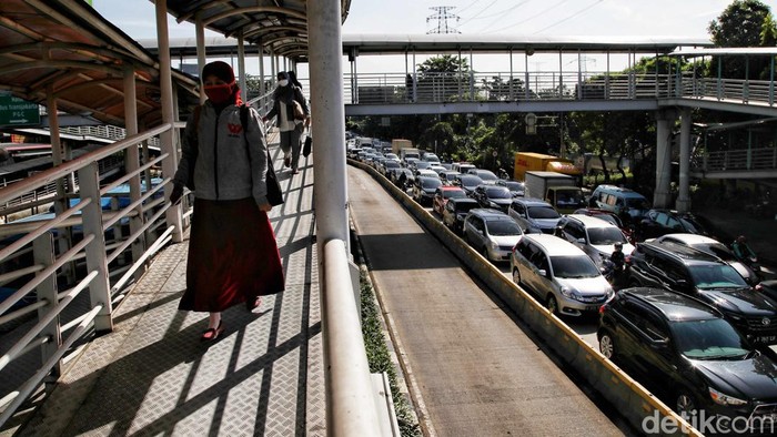 Jakarta Macet Lagi, Lalin di Kawasan Cililitan Tersendat Pagi Ini Arus lalu lintas di Jakarta kembali akrab dengan kemacetan. Antrean panjang kendaraan pun terlihat di kawasan Cililitan, Jakarta Timur, pagi ini.