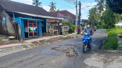 Jalan berlubang di Jl. Srikandi Desa Sambangan, Kabupaten Buleleng, Bali
