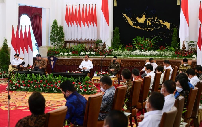 Presiden Jokowi kembali menegur keras menteri-menterinya di Kabinet Indonesia Maju. Terbaru di sidang kabinet paripurna kemarin. Sinyal reshuffle?